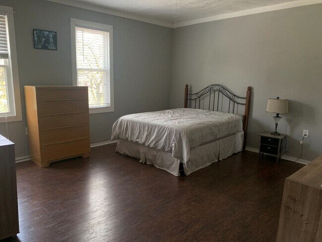 Foto del edificio - Large 3 Bedroom Available Now! Central air - Laundry provided!