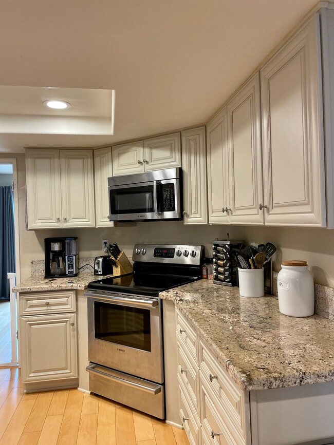 Foto del edificio - Spacious 3 Bedroom 2.5 Bath Townhouse in C...