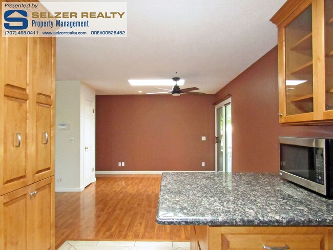 Building Photo - Roomy & well-equipped 3 bd. home located n...