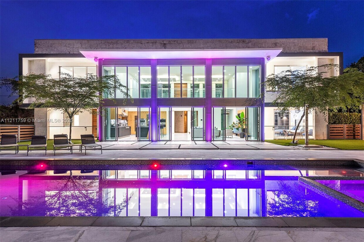 Foto principal - 14305 Stirling Rd