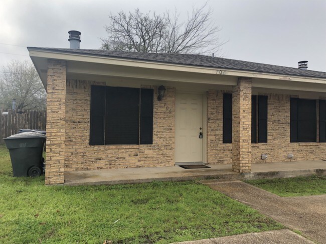 Building Photo - 704 San Saba Dr