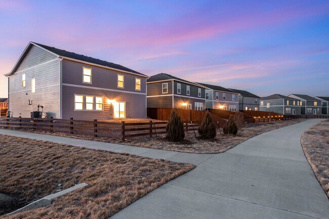 Foto del edificio - Brand New 5-Bedroom Home Backing to Open Space