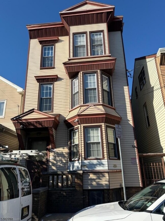 Building Photo - 221 Walnut St