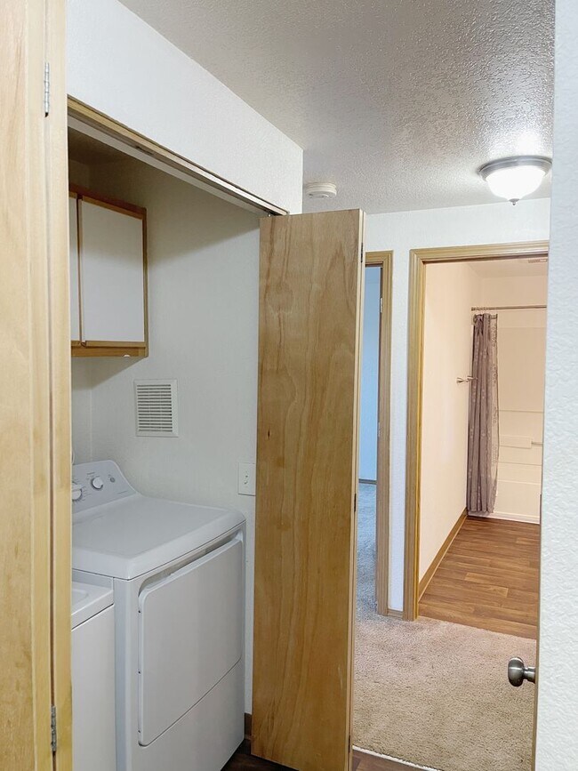 Building Photo - Beautiful 2 Bedroom Apartment Coming Avail...