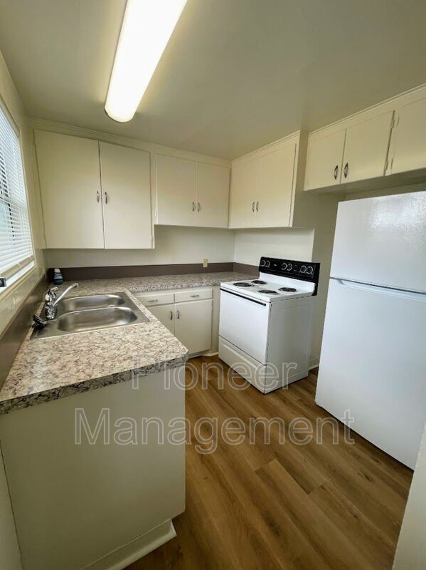 Foto del edificio - 631 NE Winchester St