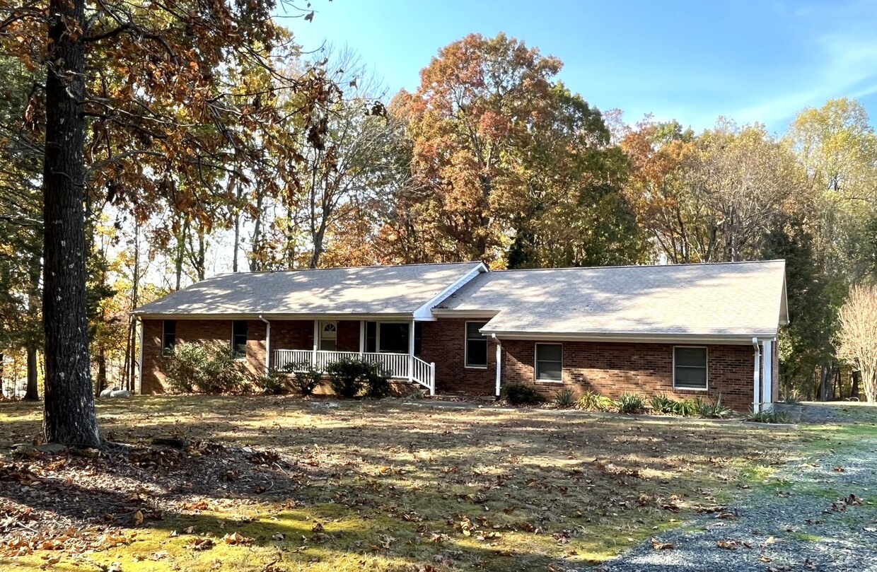 Foto principal - ~ Beautiful Ranch Home in Southern Alamance ~