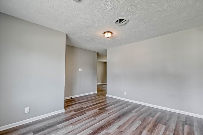Foto del edificio - 5606 Elm Spring Dr