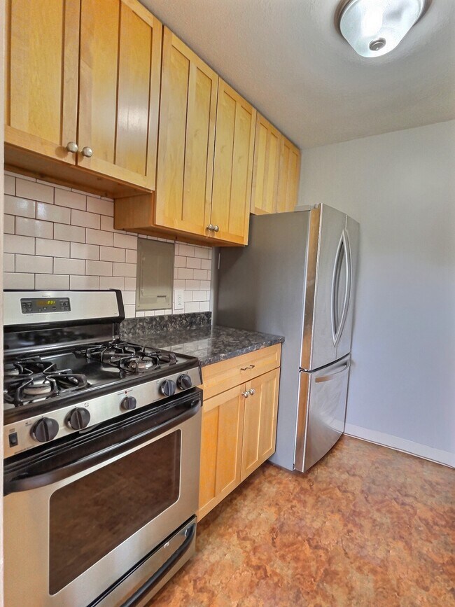 Foto del edificio - 4570 MacArthur Blvd NW