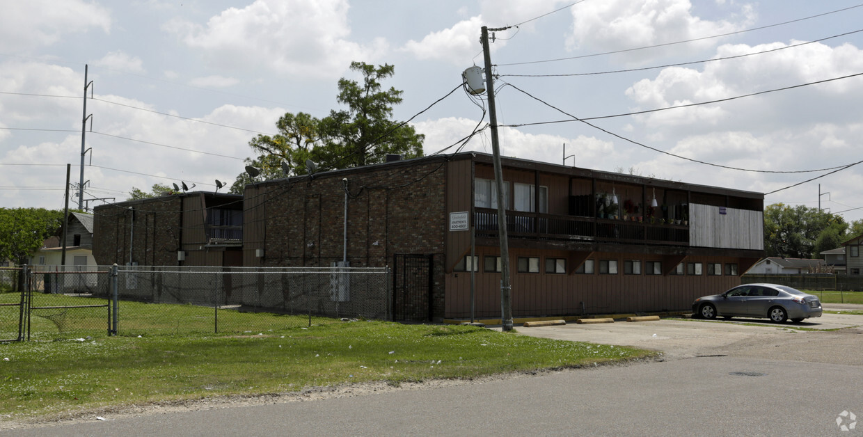 Building Photo - Chesterfield Apartments