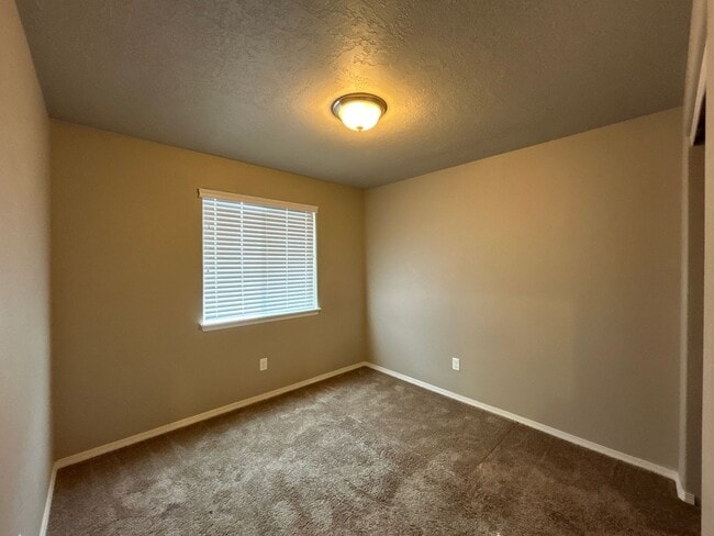 Building Photo - 2 Bedroom / 1 Bathroom Cottage is SW Redmond