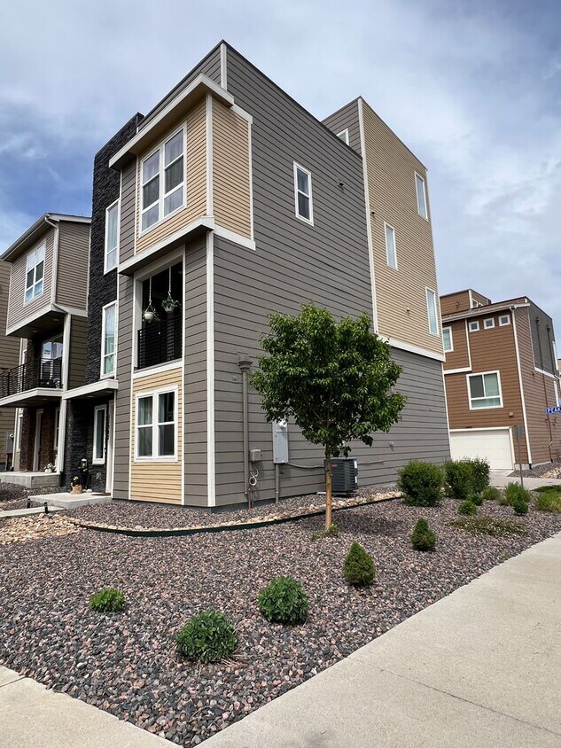 Primary Photo - Modern 3 Bed/3 Bath Townhome in Broomfield...