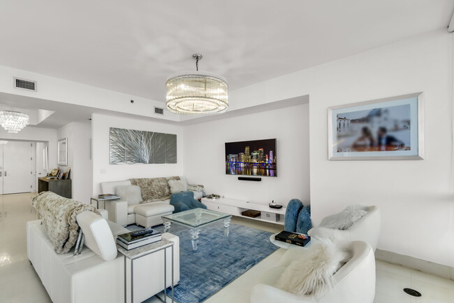 Building Photo - 16001 Collins Ave