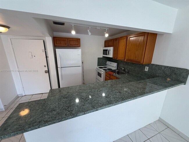 Foto del edificio - 17101 NW 57th Ave