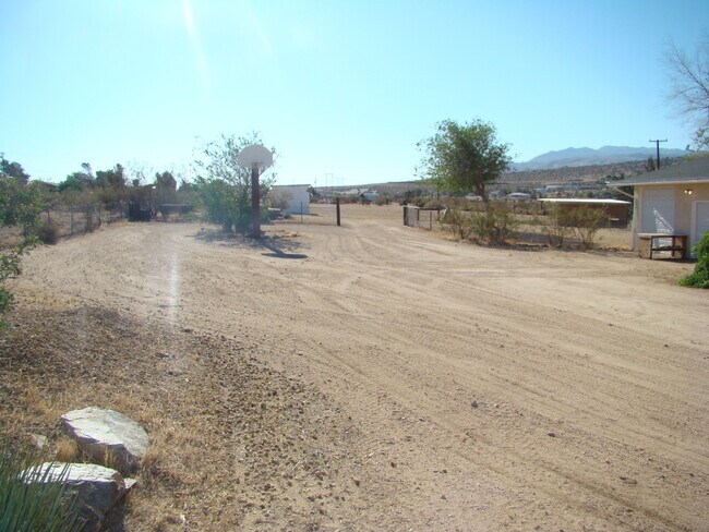 Foto del edificio - 3 BEDROOM HOME WITH WORKSHOP ON 2 1/2 ACRES