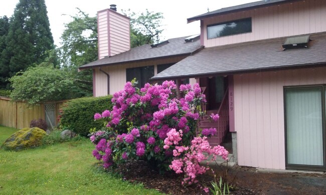 Foto del edificio - Fully-Remodeled 3 Bed 2.5 Bath Kirkland Home!