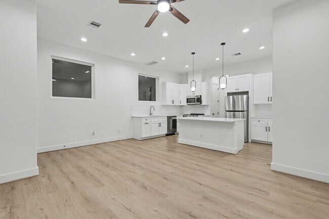 Building Photo - 203 Danna Ln