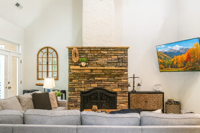 Foto del edificio - 3115 High Ridge Rd