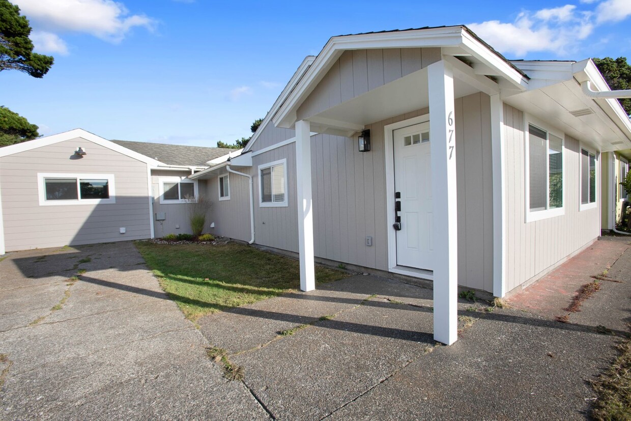 Primary Photo - Charming Bandon Bungalow!