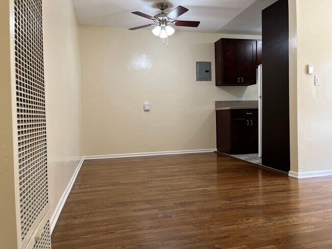 Breakfast Nook - 1346 S Cochran Ave