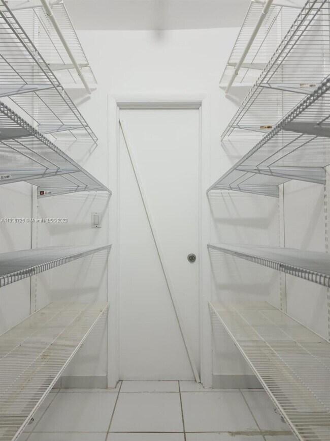 Foto del edificio - 7920 East Dr
