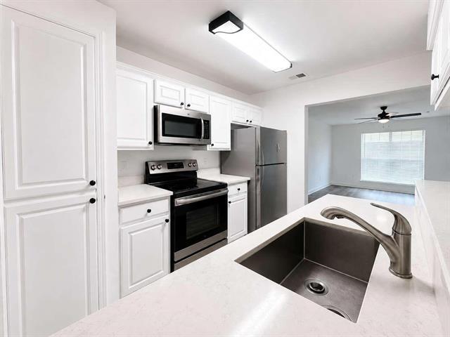 Building Photo - 305 N Arizona Dr
