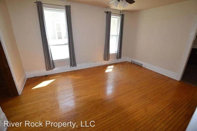 Building Photo - 822 10th Ave N