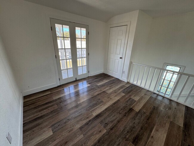 Building Photo - Newly renovated loft apartment, close to D...