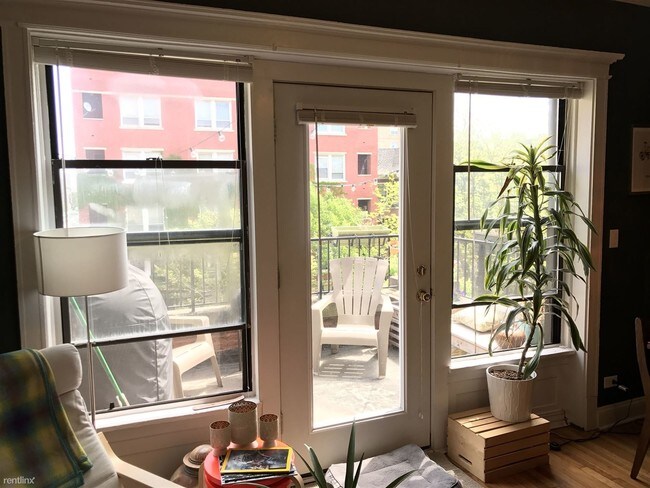 Building Photo - 2 br, 1 bath Apartment - 4364 N Kenmore Ave
