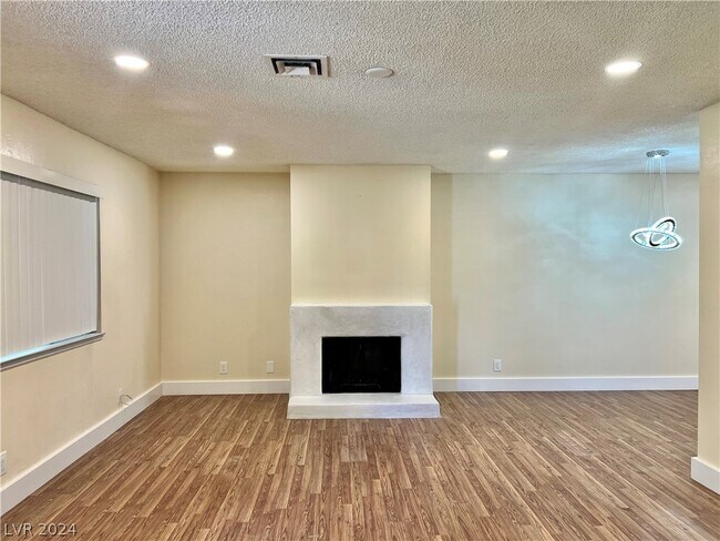 Building Photo - 177 Greenbriar Townhouse Way