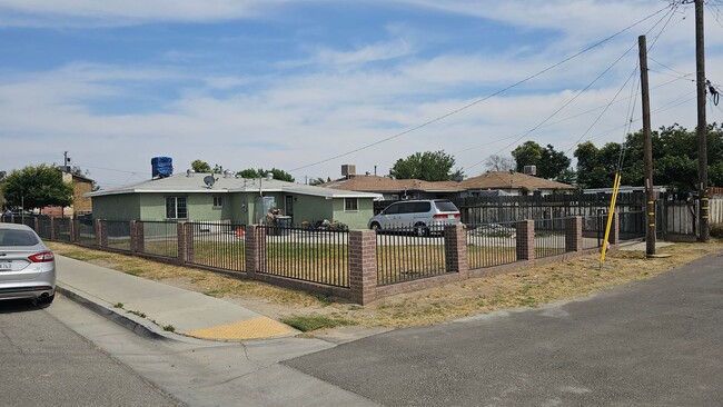 Building Photo - Available Now | 3 Bd 1 Ba Home in East Bak...