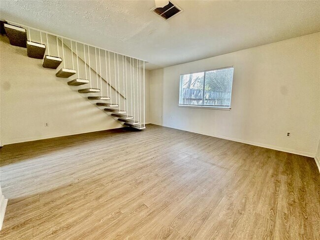 Building Photo - 811 Danna St