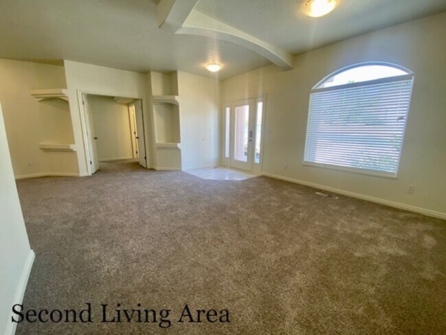 Foto del edificio - SPACIOUS HOME FOR RENT!