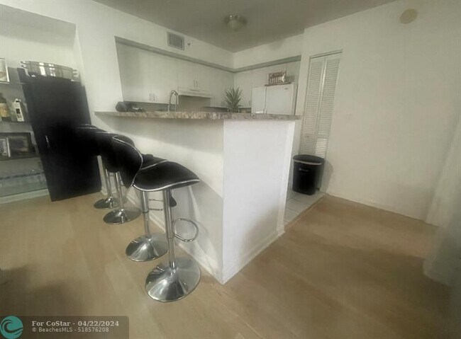 Foto del edificio - 4832 N State Rd 7