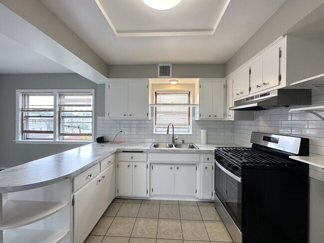 Building Photo - 5837 W Addison St