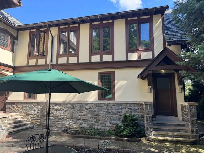 Building Photo - 2615 East Ave