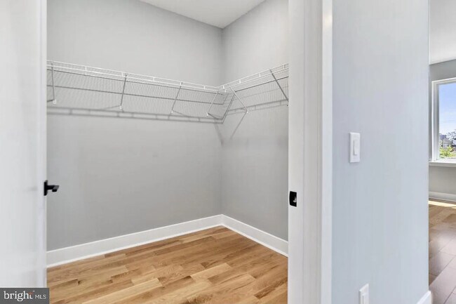 Building Photo - 3037 W Sedgley Ave