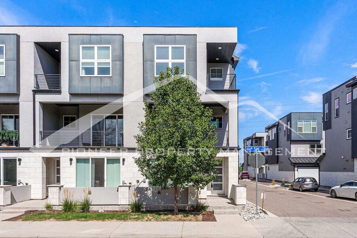 Primary Photo - Fantastic Townhome with Central AC and 2 C...