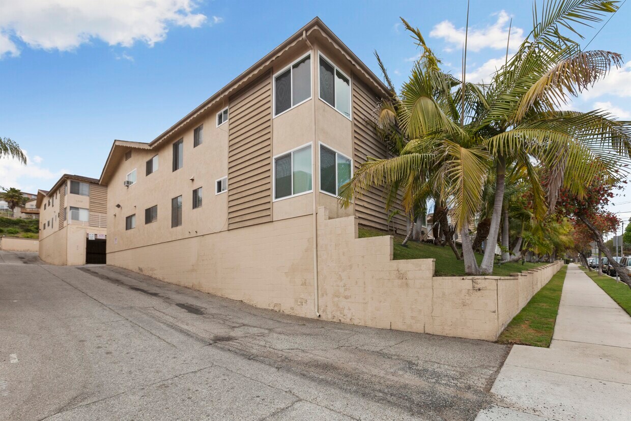 The Heights at Signal Hill Apartments in Signal Hill, CA Westside