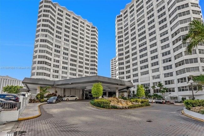 Building Photo - 801 Brickell Bay Dr