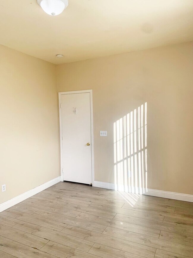 Foto del edificio - Single story 3 bed 2 baths property inside the gated Cactus Springs community! Home has all LVP a...