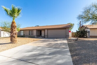 Building Photo - 2113 N Los Altos Dr