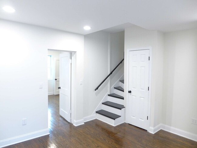 Building Photo - 1709 Bank St