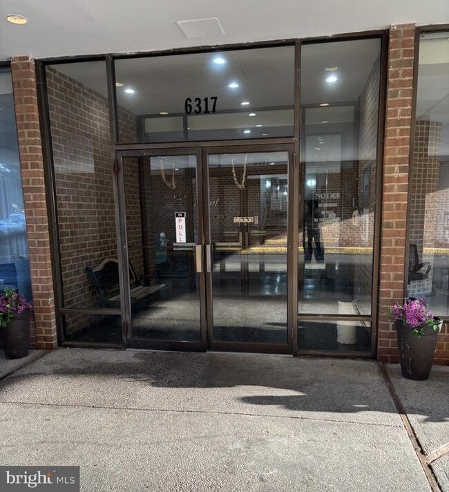 Foto del edificio - 6317 Park Heights Ave