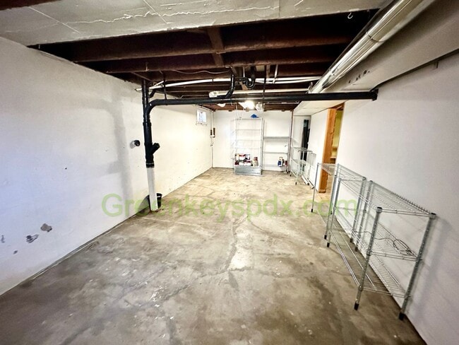 Building Photo - Huge 3 Bedroom 2 Bathroom House in Heart o...