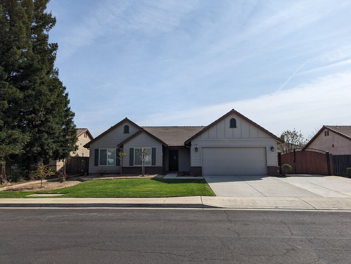 Primary Photo - Refreshed and updated 5 bedroom Clovis hom...