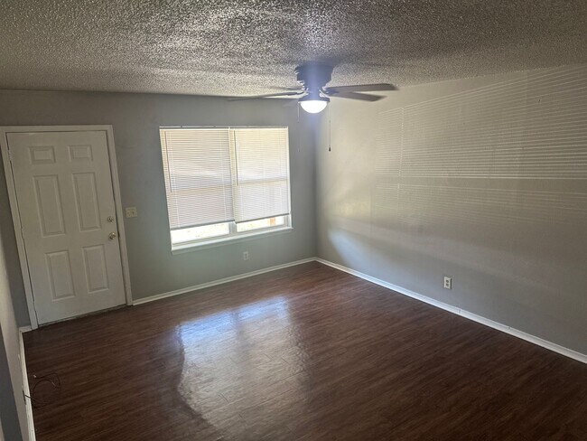 Foto del edificio - 2-Bedroom, 1-Bathroom Unit @ Rolling Oaks 4-Plex - Water Bill Included