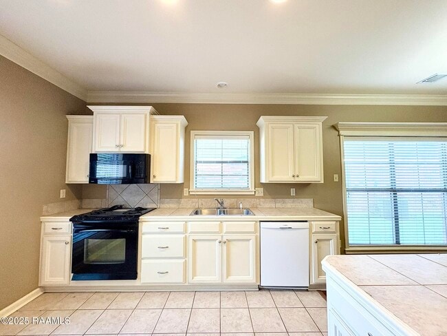Building Photo - 121 Troubadore Dr