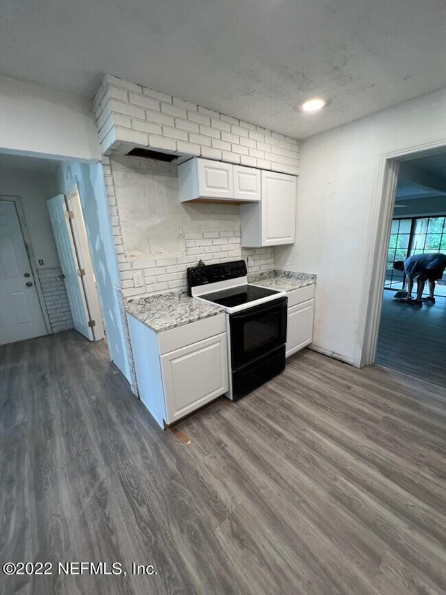 Building Photo - 6442 Ballejo Ct N