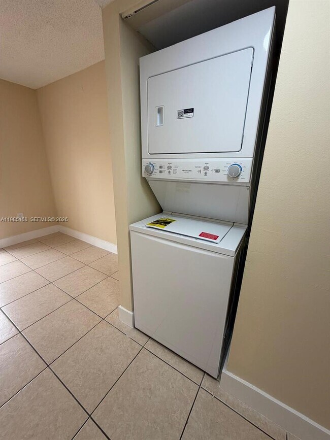 Foto del edificio - 2377 W 66th Pl