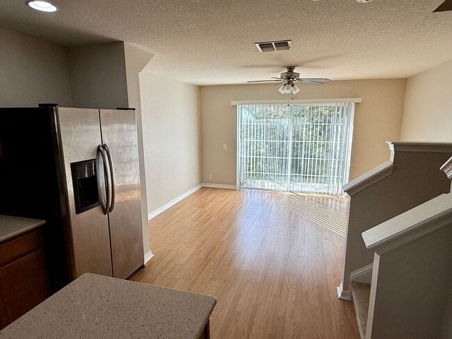 Building Photo - 2/2.5 Clearwater Townhome Available Now!